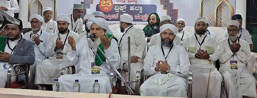 ಉಪ್ಪಿನಂಗಡಿ ಸಮೀಪದ ಆತೂರು ಬದ್ರಿಯಾ ಮಸೀದಿಯಲ್ಲಿ ದ್ಸಿಕ್ರ್ ಹಲ್ಕಾ ವಾರ್ಷಿಕೋತ್ಸವದಲ್ಲಿ ಅಬ್ದುಲ್ ಖಾದರ್ ಉಸ್ತಾದ್ ಬಂಬ್ರಾಣ ದುವಾ ನೆರವೇರಿಸಿದರು