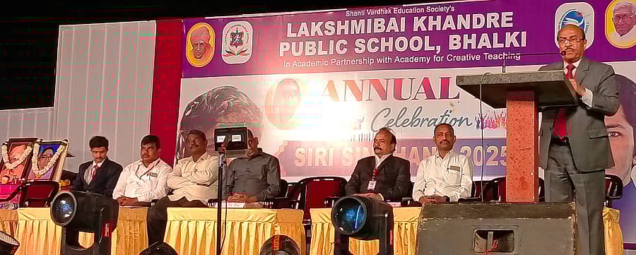 ಭಾಲ್ಕಿ ಪಟ್ಟಣದ ಲಕ್ಷ್ಮಿಬಾಯಿ ಖಂಡ್ರೆ ಪಬ್ಲಿಕ್ ಶಾಲೆಯಲ್ಲಿ ನಡೆದ ವಾರ್ಷಿಕೋತ್ಸವದಲ್ಲಿ ಶಿಕ್ಷಣ ತಜ್ಞ ಗುರುರಾಜ ಕರಜಗಿ ಮಾತನಾಡಿದರು