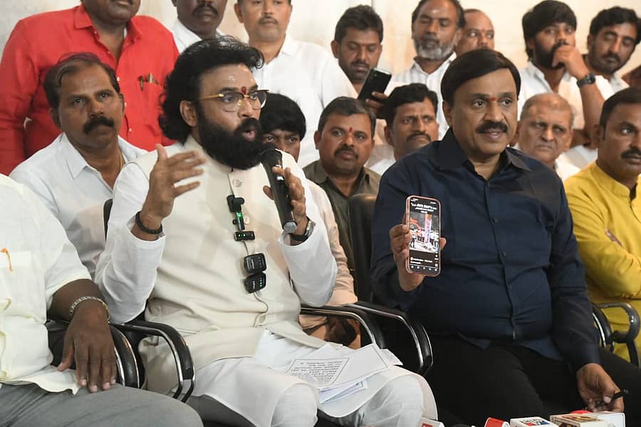 ಗುರುವಾರ ರಾತ್ರಿ ಗುಂಪಿನಲ್ಲಿ ಗುಂಡು ಹಾರಿಸಿದವರ ವಿಡಿಯೊವನ್ನು ಶಾಸಕ ಜನಾರ್ದನ ರೆಡ್ಡಿ ಮತ್ತು ಮಾಜಿ ಸಚಿವ ಶ್ರೀರಾಮುಲು ಶುಕ್ರವಾರ ಪತ್ರಿಕಾಗೋಷ್ಠಿಯಲ್ಲಿ ಪ್ರದರ್ಶನ ಮಾಡಿದರು. 