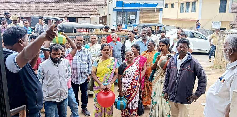 ಗುಹ್ಯ ಗ್ರಾಮದ ನೇತಾಜಿ ಲೇಔಟ್ ನಿವಾಸಿಗಳು ಶುಕ್ರವಾರ ಸಿದ್ದಾಪುರ ಗ್ರಾಮ ಪಂಚಾಯಿತಿ ಕಚೇರಿ ಮುಂಭಾಗ ಪ್ರತಿಭಟನೆ ನಡೆಸಿದರು.