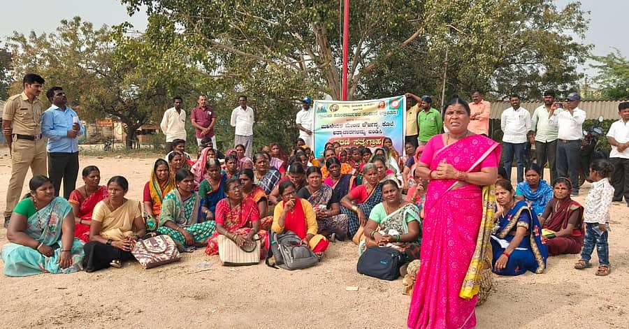 ಹಟ್ಟಿ ಚಿನ್ನದ ಗಣಿ ಕ್ಯಾಂಪ್ ಬಸ್ ನಿಲ್ದಾಣದಲ್ಲಿ ರಾಜ್ಯ ಮಹಿಳಾ ಒಕ್ಕೂಟ ಸಂಘದಿಂದ ಹಮ್ಮಿಕೊಂಡಿದ್ದ ಪ್ರತಿಭಟನೆಯಲ್ಲಿ ಮೋಕ್ಷಮ್ಮ ಮಾತನಾಡಿದರು
