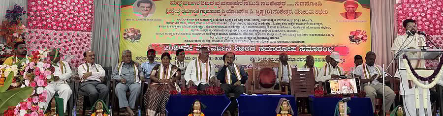 ಹುಕ್ಕೇರಿ ತಾಲ್ಲೂಕಿನ ಸಂಕೇಶ್ವರದ ದುರದುಂಡೇಶ್ವರ ಸಭಾ ಭವನದಲ್ಲಿ ಶುಕ್ರವಾರ ಜರುಗಿದ 2029ನೇ ಮದ್ಯವರ್ಜನ ಶಿಬಿರದ ಸಮಾರೋಪ ಸಮಾರಂಭದಲ್ಲಿ ಕ್ಯಾರಗುಡ್ಡ ಅಭಿನವ ಮಂಜುನಾಥ ಸ್ವಾಮೀಜಿ ಮಾತನಾಡಿದರು