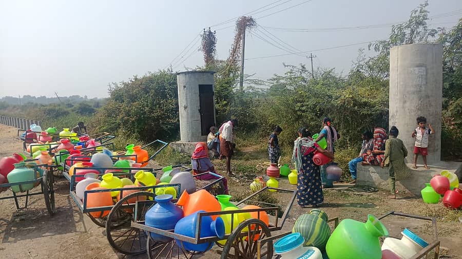 ಸಿರುಗುಪ್ಪ ತಾಲ್ಲೂಕಿನ ಬೀರಳ್ಳಿ ಗ್ರಾಮ ಪಂಚಾಯಿತಿ ವ್ಯಾಪ್ತಿಯ ಭೈರಗಾಮದಿನ್ನೆ ಗ್ರಾಮದಲ್ಲಿ ಕುಡಿಯುವ ನೀರಿನ ಕೆರೆಯಿಂದ ನೇರವಾಗಿ ಬರುವ ಕೊಳಾಯಿ ಮುಂದೆ ನೀರು ಹಿಡಿಯಲು ಹರಸಾಹಸ ಮಾಡುತ್ತಿರುವ ಜನರು