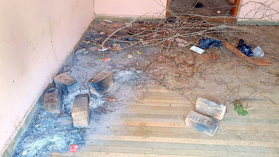 ಕೂಡ್ಲಿಗಿ ಪಟ್ಟಣದ ಹೊರ ವಲಯದಲ್ಲಿ ನಿರ್ಮಾಣ ಮಾಡಿರುವ ಮೀನುಗಾರಿಕೆ ಇಲಾಖೆಯ ಸಹಾಯಕ ನಿರ್ದೇಶಕರ ಕಚೇರಿ ಕಟ್ಟಡದಲ್ಲಿ ಒಲೆ ಹೂಡಿ ಅಡುಗೆ ಮಾಡಲಾಗಿದೆ