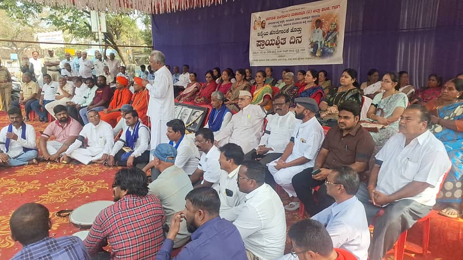 ಮರ್ಯಾದೆಗೇಡು ಹತ್ಯೆ ಖಂಡಿಸಿ ವಿವಿಧ ಸಂಘಟನೆಗಳ ಆಶ್ರಯದಲ್ಲಿ ಗದಗ ನಗರದ ಮಹಾತ್ಮ ಗಾಂಧಿ ವೃತ್ತದಲ್ಲಿ ನಡೆದ ಪ್ರಾಯಶ್ಚಿತ ದಿನ ಕಾರ್ಯಕ್ರಮದಲ್ಲಿ ಸಾಹಿತಿ ಬಸವರಾಜ ಸೂಳಿಭಾವಿ ಮಾತನಾಡಿದರು