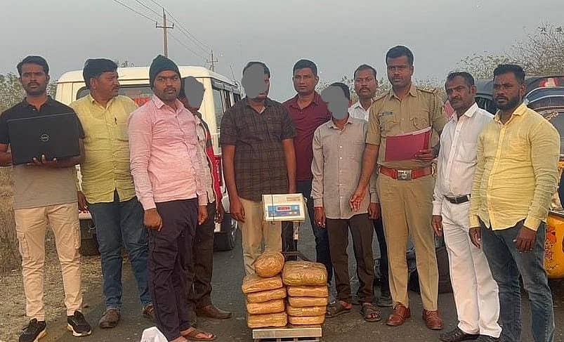 ಔರಾದ್ ತಾಲ್ಲೂಕಿನ ಜಂಬಗಿ ಶಿವಾರದಲ್ಲಿ ಪೊಲೀಸರು ಅಕ್ರಮವಾಗಿ ಗಾಂಜಾ ಸಾಗಿಸುತ್ತಿದ್ದ ಮೂವರು ಆರೋಪಿಗಳನ್ನು ಬಂಧಿಸಿ, ಗಾಂಜಾ ಪ್ಯಾಕೆಟ್‌ಗಳನ್ನು ಜಪ್ತಿ ಮಾಡಿಕೊಂಡಿದ್ದಾರೆ