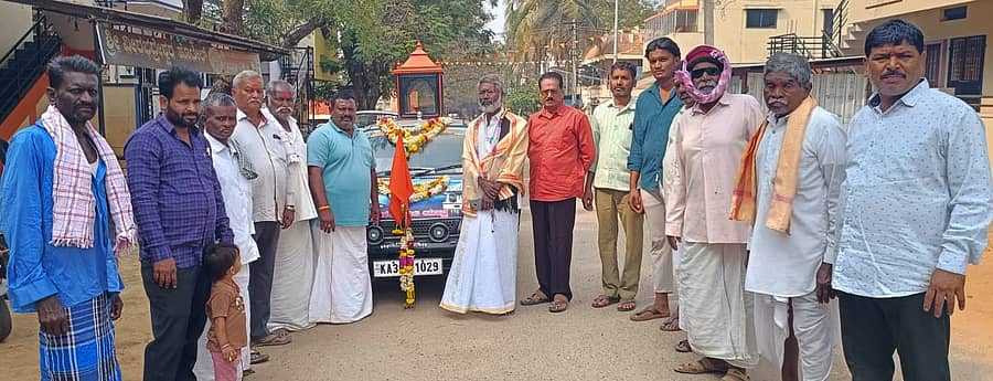 ಹಗರಿಬೊಮ್ಮನಹಳ್ಳಿಗೆ ಆಗಮಿಸಿದ ಅಂಬಿಗರ ಚೌಡಯ್ಯನವರ ವಚನ ಜ್ಯೋತಿ ಸಂಚಾರಿ ಪೀಠವನ್ನು ಗಂಗಾಮತ ಸಮಾಜದ ಮುಖಂಡರು ಸ್ವಾಗತಿಸಿದರು
