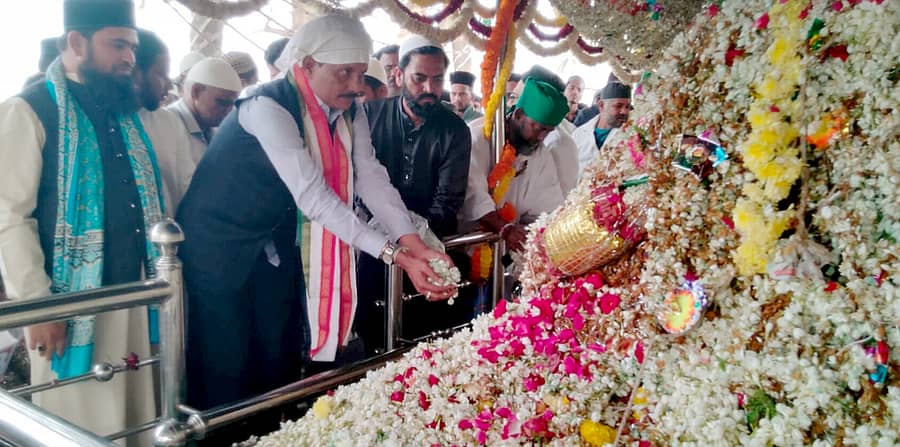 ಕಂಪ್ಲಿಯ ಬಡೇಸಾಹೇಬ್ ದರ್ಗಾಕ್ಕೆ ಸಂಸದ ಇ. ತುಕರಾಂ ಶುಕ್ರವಾರ ಭೇಟಿನೀಡಿ ದರ್ಶನ ಪಡೆದರು