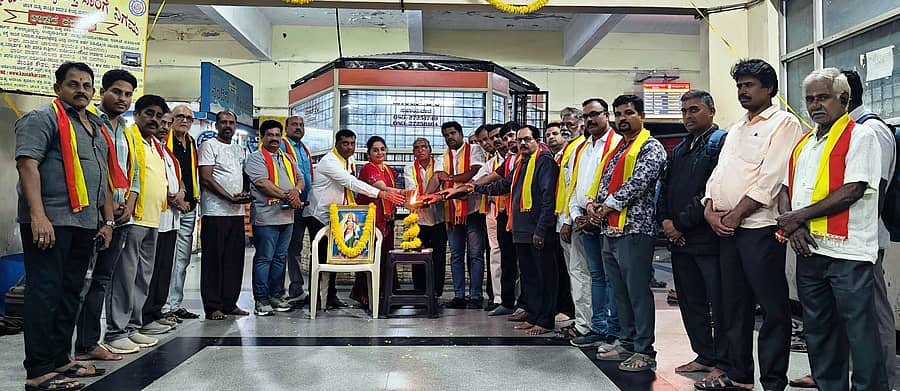 ಚನ್ನಪಟ್ಟಣದ ಸರ್ಕಾರಿ ಬಸ್ ನಿಲ್ದಾಣದಲ್ಲಿ ಏರ್ಪಡಿಸಿದ್ದ ಜ್ಞಾನಪೀಠ ಪ್ರಶಸ್ತಿ ಪುರಸ್ಕೃತರ ಭಾವಚಿತ್ರ ಅನಾವರಣ ಕಾರ್ಯಕ್ರಮಕ್ಕೆ ಕರ್ನಾಟಕ ಜಾನಪದ ಪರಿಷತ್ತಿನ ಜಿಲ್ಲಾ ಘಟಕದ ಅಧ್ಯಕ್ಷ ಸು.ತ. ರಾಮೇಗೌಡ ಚಾಲನೆ ನೀಡಿದರು. ಕಸ್ತೂರಿ ಕರ್ನಾಟಕ ವೇದಿಕೆ ಜಿಲ್ಲಾಧ್ಯಕ್ಷ ಯೋಗೀಶ್ ಗೌಡ, ಕವಯಿತ್ರಿ ಡಾ. ರಾಜಶ್ರೀ, ಇತರರು ಹಾಜರಿದ್ದರು