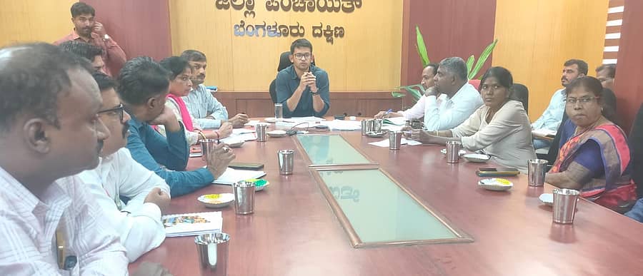 ರಾಮನಗರದ ಜಿಲ್ಲಾ ಪಂಚಾಯಿತಿ ಸಭಾಂಗಣದಲ್ಲಿ ಉದ್ಯೋಗ ಮೇಳದ ಕುರಿತು ಶುಕ್ರವಾರ ಹಮ್ಮಿಕೊಂಡಿದ್ದ ಪೂರ್ವಭಾವಿ ಸಭೆಯಲ್ಲಿ ಜಿ.ಪಂ. ಸಿಇಒ ಅನ್ಮೋಲ್ ಜೈನ್ ಮಾತನಾಡಿದರು. ಯೋಜನಾ ನಿರ್ದೇಶಕ ಶಿವಕುಮಾರ್ ಹಾಗೂ ವಿವಿಧ ಇಲಾಖೆಗಳ ಅಧಿಕಾರಿಗಳು ಇದ್ದಾರೆ