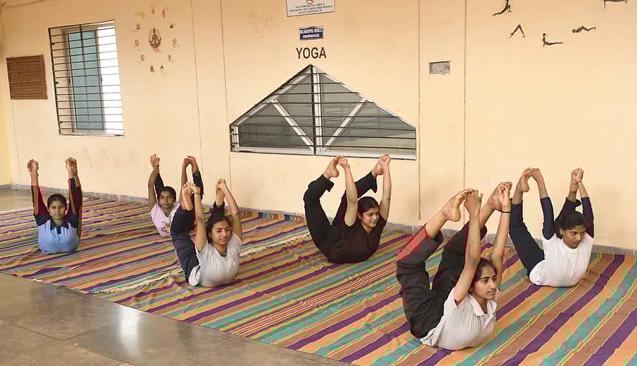 ಧಾರವಾಡದ ಕರ್ನಾಟಕ ವಿಶ್ವವಿದ್ಯಾಲಯದಲ್ಲಿ ಶುಕ್ರವಾರ ಯೋಗ ತರಬೇತಿ ಶಿಬಿರದಲ್ಲಿ ಯೋಗಪಟುಗಳು ಯೋಗಾಭ್ಯಾಸದಲ್ಲಿ ತೊಡಗಿದ್ದರು  –ಪ್ರಜಾವಾಣಿ ಚಿತ್ರ: ಬಿ.ಎಂ.ಕೇದಾರನಾಥ
