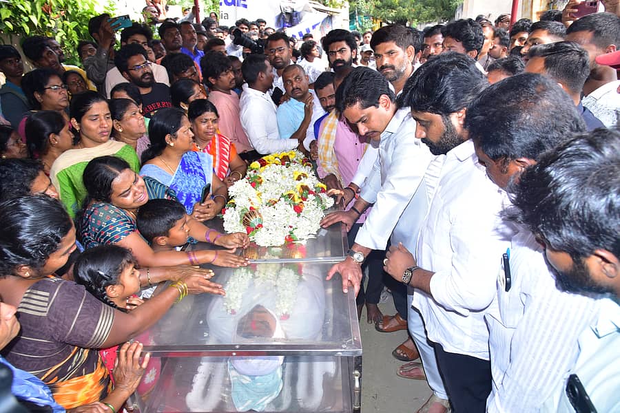 ಕಾಂಗ್ರೆಸ್‌ ಕಾರ್ಯಕರ್ತ ರಾಜಶೇಖರ ಅವರ ಮೃತದೇಹದ ಬಳಿ ಶುಕ್ರವಾರ ದುಃಖತಪ್ತರಾಗಿ ನಿಂತಿರುವ ಬಳ್ಳಾರಿ ನಗರ ಶಾಸಕ ನಾರಾ ಭರತ್ ರೆಡ್ಡಿ.  