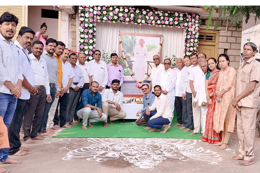 ಬನಹಟ್ಟಿಯ ಸಿದ್ಧೇಶ್ವರ ಪತ್ತಿನ ಸಹಕಾರ ಸಂಘದ ಕಚೇರಿ ಬಳಿ ಸಿದ್ಧೇಶ್ವರ ಸ್ವಾಮೀಜಿ ಪುಣ್ಯ ಸ್ಮರಣೆ ಕಾರ್ಯಕ್ರಮ ಶುಕ್ರವಾರ ನಡೆಯಿತು