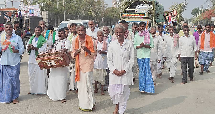 ಕೊಪ್ಪಳದ ಗವಿಮಠಕ್ಕೆ ದವಸ ಧಾನ್ಯ ಅರ್ಪಿಸಲು ಮೆರವಣಿಗೆ ಮೂಲಕ ಬಂದ ಭಕ್ತರು