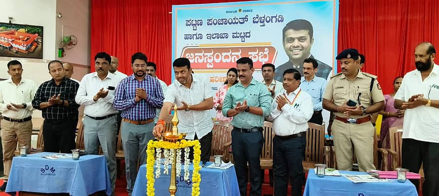 ಬೆಳ್ತಂಗಡಿ ಸಂತೆಕಟ್ಟೆ ಬಳಿಯ ಶ್ರೀಮಂಜುನಾಥ ಸ್ವಾಮಿ ಕಲಾಭವನದಲ್ಲಿ ನಡೆದ ಬೆಳ್ತಂಗಡಿ ಪಟ್ಟಣ ಪಂಚಾಯಿತಿ ಹಾಗೂ ಇಲಾಖಾ ಮಟ್ಟದ ಜನಸ್ಪಂದನ ಸಭೆಯನ್ನು ಶಾಸಕ ಹರೀಶ್ ಪೂಂಜ ಉದ್ಘಾಟಿಸಿದರು