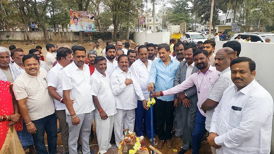 ಮಾಗಡಿಯಲ್ಲಿ ಅಂಬೇಡ್ಕರ್ ಭವನ ನಿರ್ಮಾಣಕ್ಕೆ ಶಾಸಕ ಬಾಲಕೃಷ್ಣ ಭೂಮಿ ಪೂಜೆ ನೆರವೇಸಿದರು