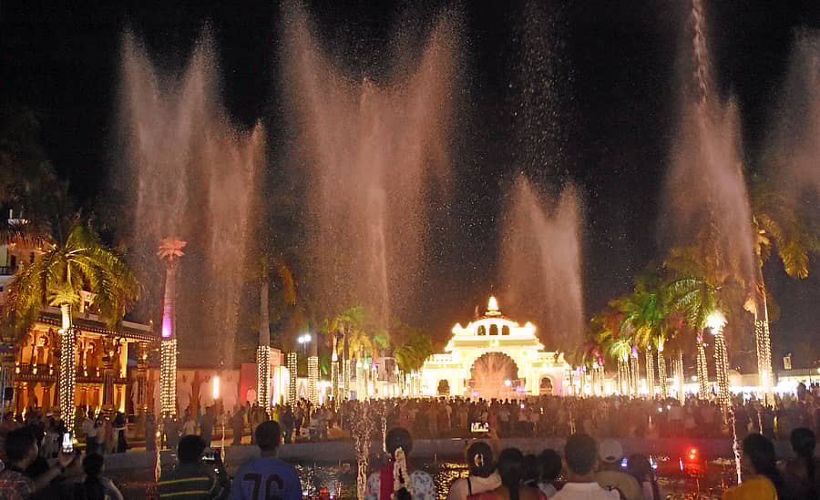 ಮೈಸೂರಿನ ದಸರಾ ವಸ್ತುಪ್ರದರ್ಶನ ಆವರಣದಲ್ಲಿ ಸಂದರ್ಶಕರನ್ನು ಆಕರ್ಷಿಸಿದ ‘ಸಂಗೀತ ಕಾರಂಜಿ’