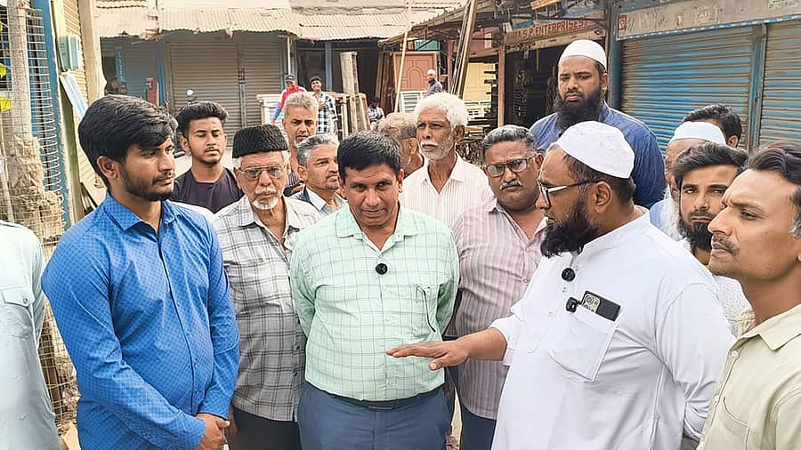 ಕೆಜಿಎಫ್‌ ಎಂ.ಜಿ.ಮಾರುಕಟ್ಟೆಯಲ್ಲಿ ಕಳಪೆ ರಸ್ತೆ ಕಾಮಗಾರಿ ನಡೆದಿದೆ ಎಂದು ಆರೋಪಿಸಿದ್ದ ವರ್ತಕರ ಜೊತೆ ಶುಕ್ರವಾರ ಆಯುಕ್ತ ಆಂಜನೇಯಲು ಮಾತನಾಡಿದರು