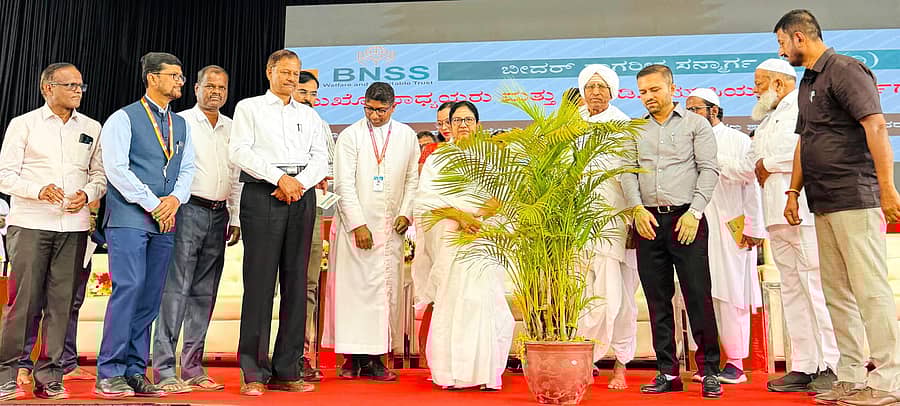 ಬೀದರ್ನಲ್ಲಿ ಶುಕ್ರವಾರ ನಡೆದ ಪ್ರಾಥಮಿಕ ಹಾಗೂ ಪ್ರೌಢಶಾಲೆ ಮುಖ್ಯಶಿಕ್ಷಕರು ಹಾಗೂ ಎಸ್.ಡಿ.ಎಂ.ಸಿ. ಪ್ರತಿನಿಧಿಗಳ ಕಾರ್ಯಾಗಾರವನ್ನು ಜಿಲ್ಲಾ ಪಂಚಾಯಿತಿ ಮುಖ್ಯ ಕಾರ್ಯನಿರ್ವಾಹಕ ಅಧಿಕಾರಿ ಡಾ. ಗಿರೀಶ್ ಬದೋಲೆ ಉದ್ಘಾಟಿಸಿದರು