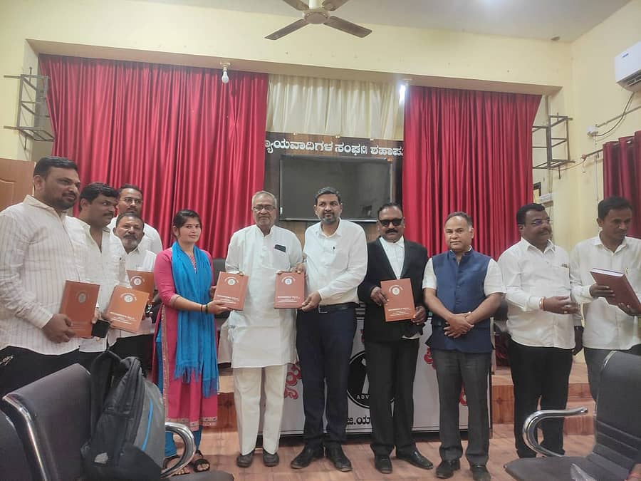 <div class="paragraphs"><p>ಶಹಾಪುರ ವಕೀಲರ ಸಂಘದಲ್ಲಿ ವಕೀಲರಿಗೆ ಕಾಣಿಕೆ ರೂಪದಲ್ಲಿ ಡೈರಿ ವಿತರಣೆ ನಡೆಯಿತು</p></div>