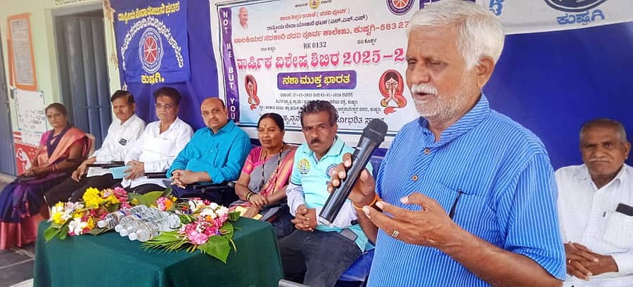 ಕುಷ್ಟಗಿ ಸರ್ಕಾರಿ ಜ್ಯೂನಿಯರ್ ಕಾಲೇಜಿನ ಎನ್ಎಸ್ಎಸ್ ಶಿಬಿರದಲ್ಲಿ ನಿವೃತ್ತ ಉಪನಿರ್ದೇಶಕ ಡಿ.ಬಿ.ಗಡೇದ ಮಾತನಾಡಿದರು. ಪ್ರಾಚಾರ್ಯೆ ಮಾಲಾಬಾಯಿ, ಕೆ.ಎಸ್.ರಡ್ಡಿ ಇತರರು ಇದ್ದರು