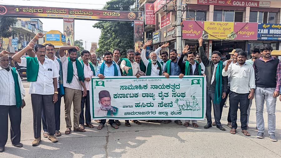 ಜಿಲ್ಲಾಧಿಕಾರಿಯಾಗಿ ಸಿ.ಟಿ.ಶಿಲ್ಪಾನಾಗ್ ಅವರನ್ನೇ ಮುಂದುವರಿಸಬೇಕು ಎಂದು ಒತ್ತಾಯಿಸಿ ಸಾಮೂಹಿಕ ನಾಯಕತ್ವದ ರಾಜ್ಯ ರೈತ ಸಂಘ ಹಾಗೂ ಹಸಿರು ಸೇನೆ ವತಿಯಿಂದ ಶುಕ್ರವಾರ ನಗರದಲ್ಲಿ ಪ್ರತಿಭಟನೆ ನಡೆಸಲಾಯಿತು