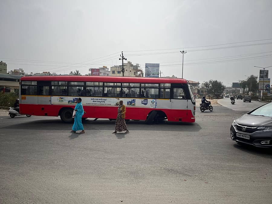 ಹಾಸನದ ಜಿಲ್ಲಾ ನ್ಯಾಯಾಲಯದ ಬಳಿ ರಸ್ತೆಯಲ್ಲಿ ನಿಂತಿರುವ ಬಸ್‌ 