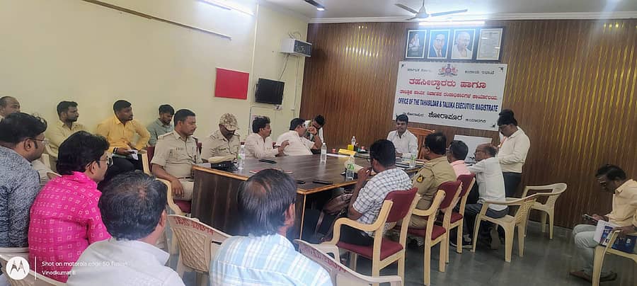 ಸುರಪುರದ ತಹಶೀಲ್ದಾರ್ ಕಚೇರಿಯಲ್ಲಿ ಶುಕ್ರವಾರ ತಹಶೀಲ್ದಾರ್ ಎಚ್.ಎ. ಸರಕಾವಸ ಅವರು ತಿಂಥಣಿ ಮೌನೇಶ್ವರ ಜಾತ್ರೆಯ ಪೂರ್ವಭಾವಿ ಸಭೆ ನಡೆಸಿದರು