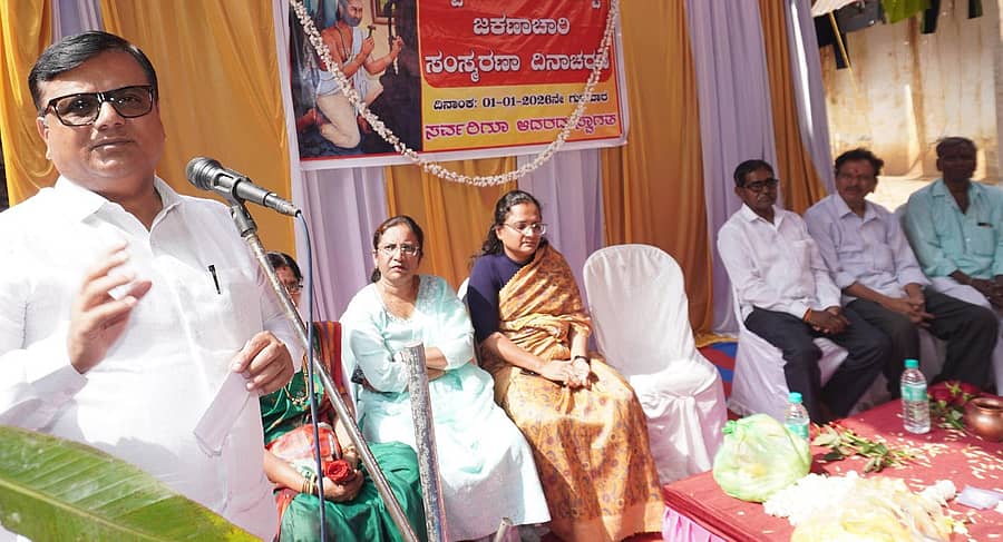 ಹಾನಗಲ್ ತಾರಕೇಶ್ವರ ದೇವಸ್ಥಾನ ಆವರಣದಲ್ಲಿ ವಿಶ್ವಕರ್ಮ ಸಮಾಜ ಹಾಗೂ ವಿಶ್ವಕರ್ಮ ನೌಕರರ ಕ್ಷೇಮಾಭಿವೃದ್ಧಿಗೆ ಸಂಘದಿಂದ ನಡೆದ ಜಕಣಾಚಾರಿ ಸಂಸ್ಮರಣಾ ದಿನ ಕಾರ್ಯಕ್ರಮದಲ್ಲಿ ಶಾಸಕ ಶ್ರೀನಿವಾಸ ಮಾನೆ ಮಾತನಾಡಿದರು