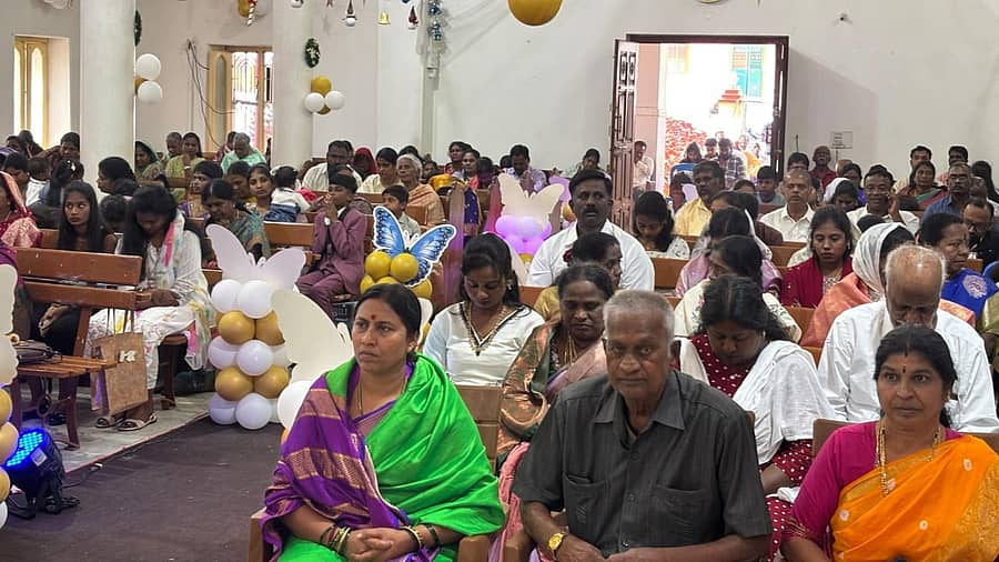 ಕೆಜಿಎಫ್‌ ಆಂಡರಸನ್‌ಪೇಟೆಯ ಸೇಂಟ್‌ ಥಾಮಸ್‌ ಚರ್ಚ್‌ನಲ್ಲಿ ಗುರುವಾರ ನಡೆದ ಸಾಮೂಹಿಕ ಪ್ರಾರ್ಥನೆಯಲ್ಲಿ ಶಾಸಕಿ ಎಂ.ರೂಪಕಲಾ ಪಾಲ್ಗೊಂಡಿದ್ದರು