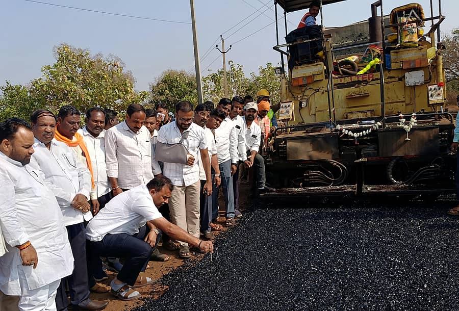 ಬೀದರ್ ತಾಲ್ಲೂಕಿನ ಕಮಠಾಣ-ಬಾವಗಿ ರಸ್ತೆ ಕಾಮಗಾರಿಯನ್ನು ಶಾಸಕ ಡಾ. ಶೈಲೇಂದ್ರ ಬೆಲ್ದಾಳೆ ಪರಿಶೀಲಿಸಿದರು