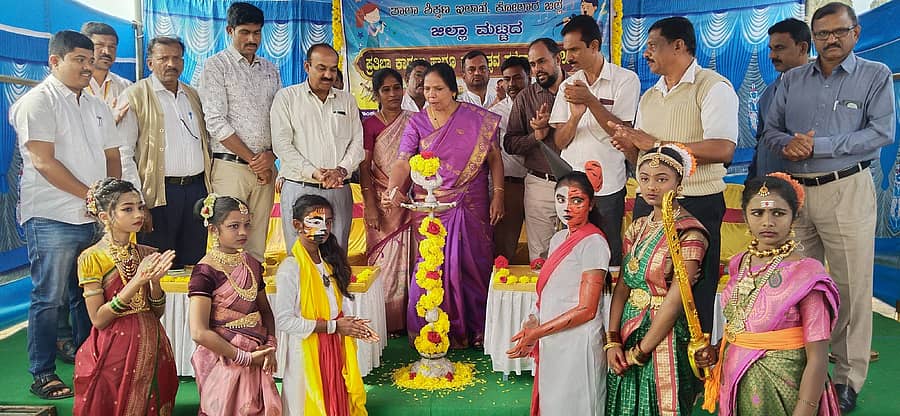 ಕೋಲಾರದ ಅಲ್‍ಅಮೀನ್ ಶಾಲೆ ಆವರಣದಲ್ಲಿ ಶುಕ್ರವಾರ ಹಮ್ಮಿಕೊಂಡಿದ್ದ ಜಿಲ್ಲಾಮಟ್ಟದ ಪ್ರತಿಭಾ ಕಾರಂಜಿ ಮತ್ತು ಕಲೋತ್ಸವ ಸ್ಪರ್ಧೆಗಳಿಗೆ ಡಿಡಿಪಿಐ ಅಲ್ಮಾಸ್ ಫರ್ವೀನ್ ತಾಜ್ ಚಾಲನೆ ನೀಡಿದರು
