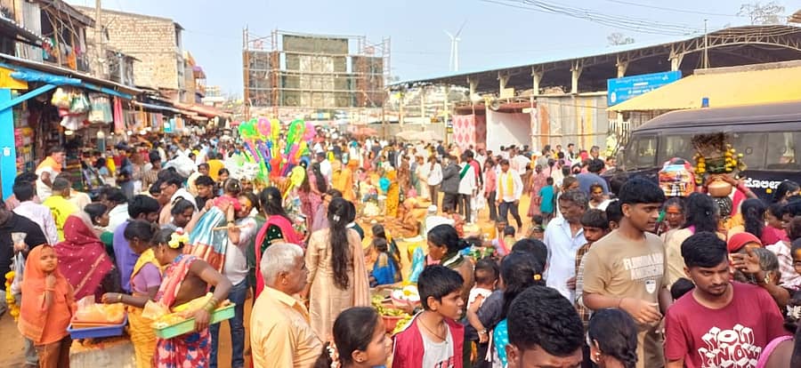 ಉಗರಗೋಳ ಸಮೀಪದ ಯಲ್ಲಮ್ಮನಗುಡ್ಡದಲ್ಲಿ ಶುಕ್ರವಾರ ಕಂಡುಬಂದ ಭಕ್ತರು