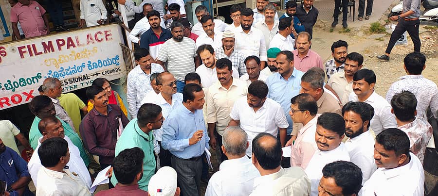 ಹಾಸನದ ರೈಲ್ವೆ ಮೇಲ್ಸೇತುವೆ ಕಾಮಗಾರಿ ಪರಿಶೀಲಿಸಿದ ಸಂಸದ ಶ್ರೇಯಸ್‌ ಪಟೇಲ್‌, ಸ್ಥಳೀಯರ ಜೊತೆಗೆ ಚರ್ಚಿಸಿದರು 