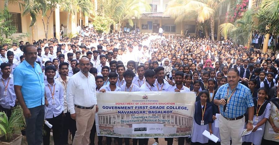 ಬಾಗಲಕೋಟೆಯ ಸರ್ಕಾರಿ ಪ್ರಥಮ ದರ್ಜೆ ಕಾಲೇಜಿನಲ್ಲಿ ನಡೆದ ಮತದಾನ ನೋಂದಣಿ ಅಭಿಯಾನದ ದೃಶ್ಯ