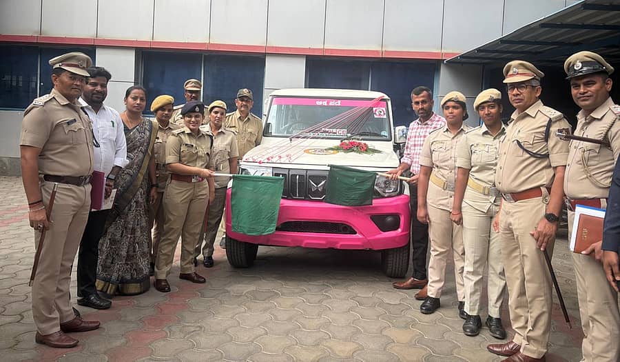 ಹಾಸನದ ಜಿಲ್ಲಾ ಪೊಲೀಸ್ ವರಿಷ್ಠಾಧಿಕಾರಿ ಕಚೇರಿ ಆವರಣದಲ್ಲಿ ಶುಕ್ರವಾರ ಅಕ್ಕ ಪಡೆಗೆ ಎಸ್ಪಿ ಶುಭನ್ವಿತಾ ಚಾಲನೆ ನೀಡಿದರು 