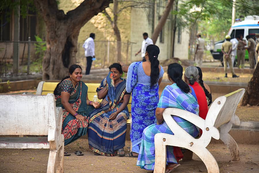 <div class="paragraphs"><p>ಬಳ್ಳಾರಿಯ ವಿಮ್ಸ್ನ ಶವಾಗಾರದ ಎದುರು ಮೃತ ರಾಜಶೇಖರ ಕುಟುಂಬಸ್ಥರ ಆಕ್ರಂದನ </p></div>