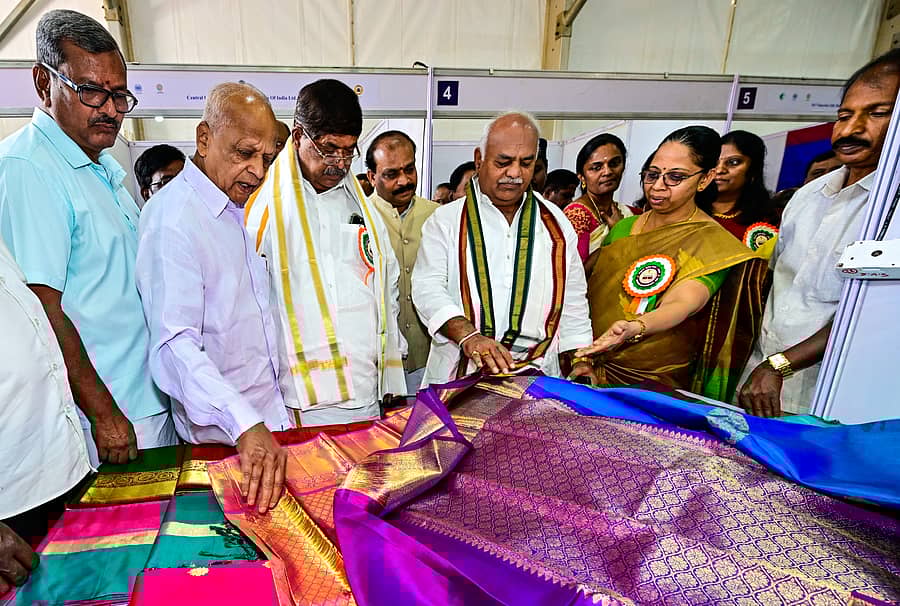 ಬೆಂಗಳೂರಿನ ಮಹಾಲಕ್ಷ್ಮಿಪುರ ಬಡಾವಣೆಯ ರಾಣಿ ಅಬ್ಬಕ್ಕ ಆಟದ ಮೈದಾನದಲ್ಲಿ ನಡೆಯುತ್ತಿರುವ ರಾಷ್ಟ್ರೀಯ ಕೈಮಗ್ಗ ಮೇಳದಲ್ಲಿ ಶಿವಾನಂದ ಎಸ್‌. ಪಾಟೀಲ, ಕೆ. ಗೋಪಾಲಯ್ಯ, ಕೆ.ಜ್ಯೋತಿ ಅವರು ರೇಷ್ಮೆ ಸೀರೆಗಳನ್ನು ವೀಕ್ಷಿಸಿದರು.  ಪ್ರಜಾವಾಣಿ ಚಿತ್ರ