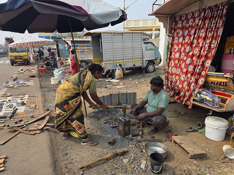 ಮುಧೋಳದ ಮಂಟೂರ ರಸ್ತೆಯಲ್ಲಿ ಕಂಬಾರಿಕೆ ನಡೆಸುತ್ತಿರುವ ಮಹಾರಾಷ್ಟ್ರದ ಅನೀಲ ಸಾಳುಂಕೆ, ಅನೀತಾ ಸಾಳುಂಕೆ ದಂಪತಿ