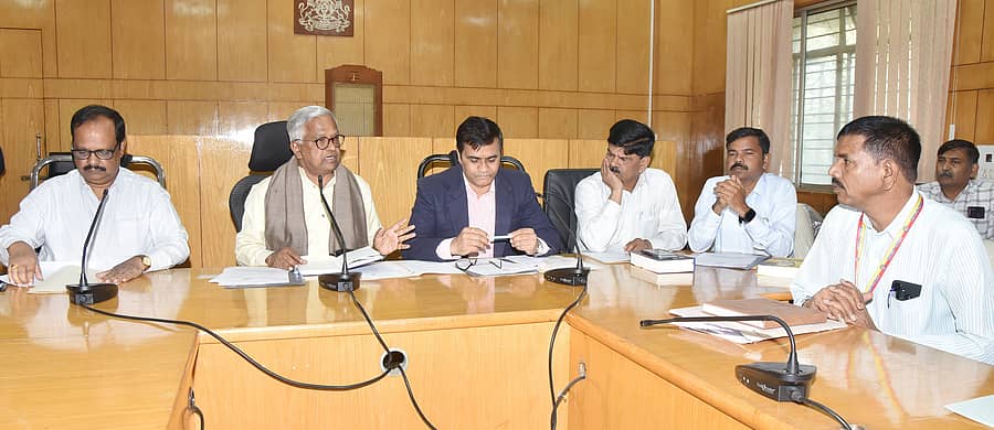 ತುಮಕೂರಿನಲ್ಲಿ ಶುಕ್ರವಾರ ಕನ್ನಡ ಅಭಿವೃದ್ಧಿ ಪ್ರಾಧಿಕಾರದ ಅಧ್ಯಕ್ಷ ಪುರುಷೋತ್ತಮ ಬಿಳಿಮಲೆ ಸಭೆ ನಡೆಸಿದರು. ಹೆಚ್ಚುವರಿ ಜಿಲ್ಲಾಧಿಕಾರಿ ಎನ್.ತಿಪ್ಪೇಸ್ವಾಮಿ, ಪ್ರಾಧಿಕಾರದ ಕಾರ್ಯದರ್ಶಿ ಸಂತೋಷ ಹಾನಗಲ್ಲ, ಕೆ.ಸಿದ್ಧಲಿಂಗಪ್ಪ, ರವಿಕುಮಾರ್ ನೀಹ ಇತರರು ಉಪಸ್ಥಿತರಿದ್ದರು