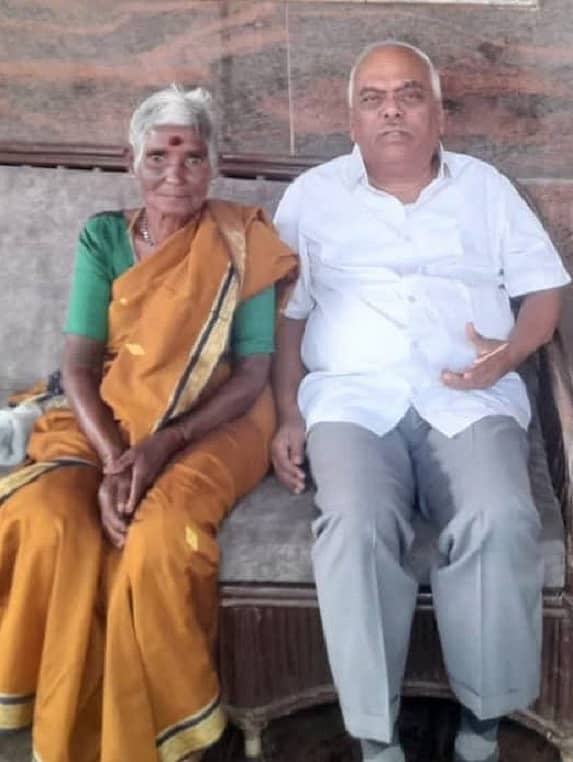 ಶ್ರೀನಿವಾಸಪುರ ತಾಲ್ಲೂಕಿನ ಅಡ್ಡಗಲ್‌ನಲ್ಲಿ ವಿಧಾನಸಭೆ ಮಾಜಿ ಅಧ್ಯಕ್ಷ ಕೆ.ಆರ್‌.ರಮೇಶ್‌ ಕುಮಾರ್‌ ಅವರನ್ನು ಆಂಧ್ರದ ಚೀಕಲಬೈಲು ಗ್ರಾಮದ ನಿವಾಸಿ ಗಂಗುಲಮ್ಮ ಭೇಟಿಯಾಗಿ ನೆನಪುಗಳನ್ನು ಮೆಲುಕು ಹಾಕಿದರು