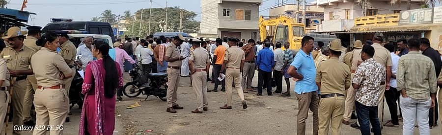 ಹಳೇಬೀಡು ಸಮೀಪದ ಅಡಗೂರು ಗ್ರಾಮದಲ್ಲಿ ಬಸ್ ತಂಗುದಾಣ ನಿರ್ಮಾಣಕ್ಕಾಗಿ ಕಟ್ಟಡ ತೆರವು ಮಾಡಲು ಶುಕ್ರವಾರ ಪೊಲೀಸ್ ಬಂದೋಬಸ್ತ್ ಮಾಡಲಾಗಿತ್ತು