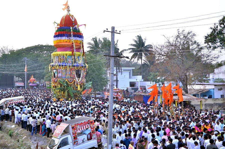 ಹೂವಿನಹಡಗಲಿ ತಾಲ್ಲೂಕು ಹೊಳಗುಂದಿಯಲ್ಲಿ ಸಿದ್ಧೇಶ್ವರ ಸ್ವಾಮಿ ರಥೋತ್ಸವ ಶುಕ್ರವಾರ ವಿಜೃಂಭಣೆಯಿಂದ ಜರುಗಿತು
