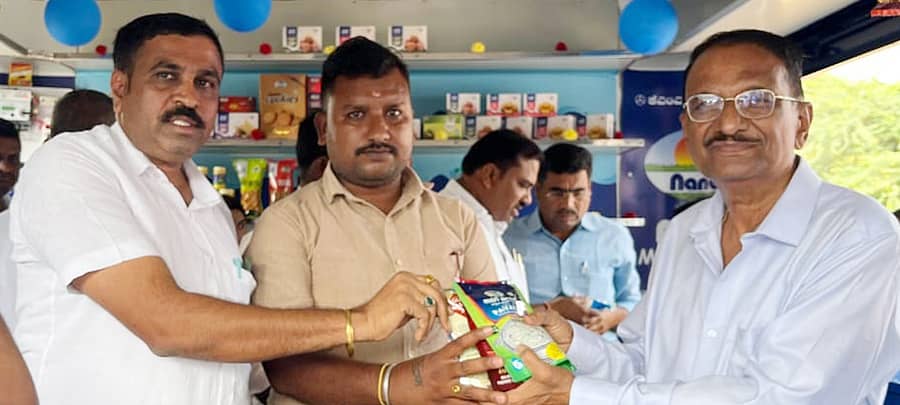 ಬ್ಯಾಡಗಿ ಪಟ್ಟಣದ ಗುಮ್ಮನಹಳ್ಳಿ ರಸ್ತೆಯಲ್ಲಿ ಹಾವೇರಿ ಜಿಲ್ಲಾ ಹಾಲು ಒಕ್ಕೂಟದ ವತಿಯಿಂದ ಆರಂಭಿಸಿರುವ ನಂದಿನಿ ಪಾರ್ಲರ್ನಲ್ಲಿ ನಂದಿನಿ ಉತ್ಪನ್ನಗಳನ್ನು ರಾಜ್ಯ ಗ್ಯಾರಂಟಿ ಅನುಷ್ಠಾನ ಪ್ರಾಧಿಕಾರದ ಉಪಾಧ್ಯಕ್ಷ ಎಸ್.ಆರ್.ಪಾಟೀಲ ಬಿಡುಗಡೆ ಮಾಡಿದರು