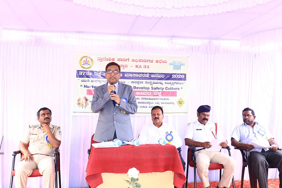 ಬಳ್ಳಾರಿ ನಗರದ ಪ್ರಾದೇಶಿಕ ಸಾರಿಗೆ ಅಧಿಕಾರಿಗಳ ಕಚೇರಿ ಆವರಣದಲ್ಲಿ ಹಮ್ಮಿಕೊಂಡಿದ್ದ ರಸ್ತೆ ಸುರಕ್ಷತಾ ಮಾಸಾಚರಣೆ ಕಾರ್ಯಕ್ರಮದಲ್ಲಿ ಹಿರಿಯ ಸಿವಿಲ್ ನ್ಯಾಯಾಧೀಶ ರಾಜೇಶ್ ಎನ್.ಹೊಸಮನೆ ಮಾತನಾಡಿದರು