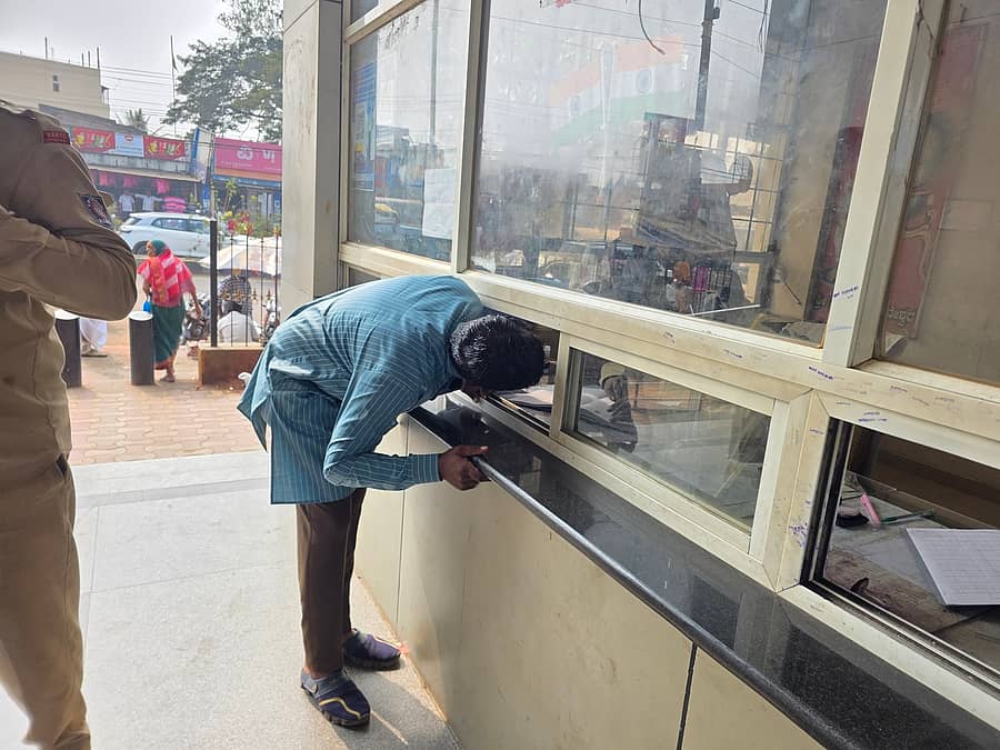 ಮುಧೋಳದ ಕೆಎಸ್ಆರ್ಟಿಸಿ ಬಸ್ ನಿಲ್ದಾಣದಲ್ಲಿ ಅರ್ಧ ಬಗ್ಗಿ ನಿಂತು ವಿಚಾರಿಸುತ್ತಿರುವ ಪ್ರಯಾಣಿಕ