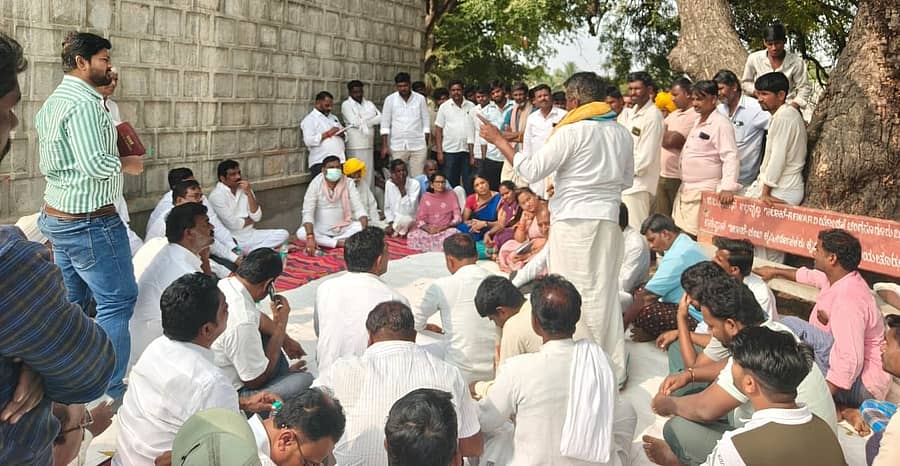 ಮಸ್ಕಿ ತಾಲ್ಲೂಕಿನ ತಲೇಖಾನ ಗ್ರಾಮ ಪಂಚಾಯಿತಿ ವ್ಯಾಪ್ತಿಯ ಗ್ರಾಮವೊಂದಲ್ಲಿ ಶಾಸಕ ಆರ್. ಬಸನಗೌಡ ತುರ್ವಿಹಾಳ ಶುಕ್ರವಾರ ಮರದ ಕೆಳಗೆ ಸಭೆ ನಡೆಸಿದರು