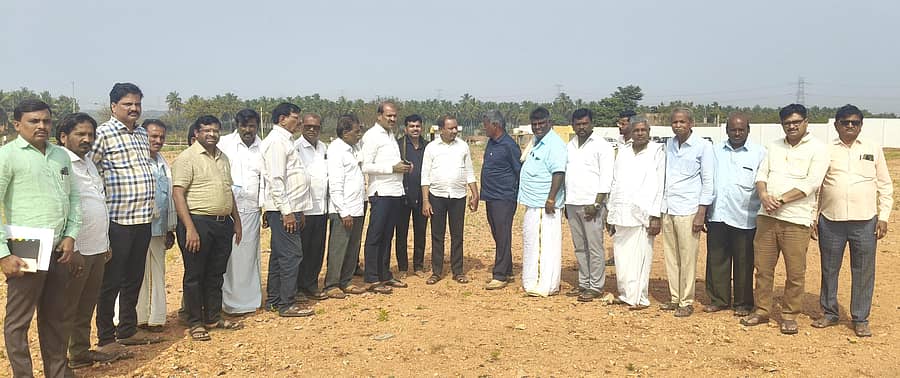 ಹಗರಿಬೊಮ್ಮನಹಳ್ಳಿಗೆ ರೈಲ್ವೆ ಖಾತೆಯ ರಾಜ್ಯ ಸಚಿವ ವಿ.ಸೋಮಣ್ಣ ಭೇಟಿ ಹಿನ್ನೆಲೆಯಲ್ಲಿ ಶಾಸಕ ಕೆ.ನೇಮರಾಜನಾಯ್ಕ ಸಾರ್ವಜನಿಕ ಸಮಾರಂಭ ನಡೆಯುವ ಸ್ಥಳದಲ್ಲಿ ಪೂರ್ವಸಿದ್ಧತೆ ಪರಿಶೀಲಿಸಿದರು