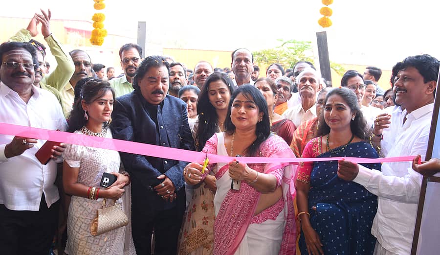 ಜಗನ್ಮಾತೆ ಅಕ್ಕಮಹಾದೇವಿ ಚಲನಚಿತ್ರದ ಮೊದಲ ಪ್ರದರ್ಶನವನ್ನು ನಟಿ ಭವ್ಯ ಬೀದರ್‌ನ ಚಿತ್ರ ಮಂದಿರದಲ್ಲಿ ಶುಕ್ರವಾರ ಉದ್ಘಾಟಿಸಿದರು