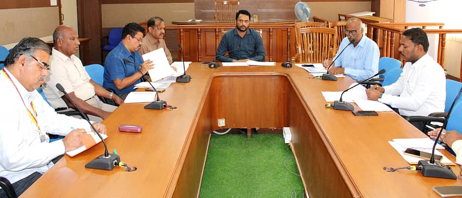 ಕೊಪ್ಪಳದಲ್ಲಿ ಶುಕ್ರವಾರ ಹೆಚ್ಚುವರಿ ಜಿಲ್ಲಾಧಿಕಾರಿ ಸಿದ್ರಾಮೇಶ್ವರ ಅವರು ಸಭೆ ನಡೆಸಿದರು